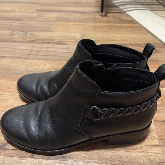 Booths - Picture 5 of 6